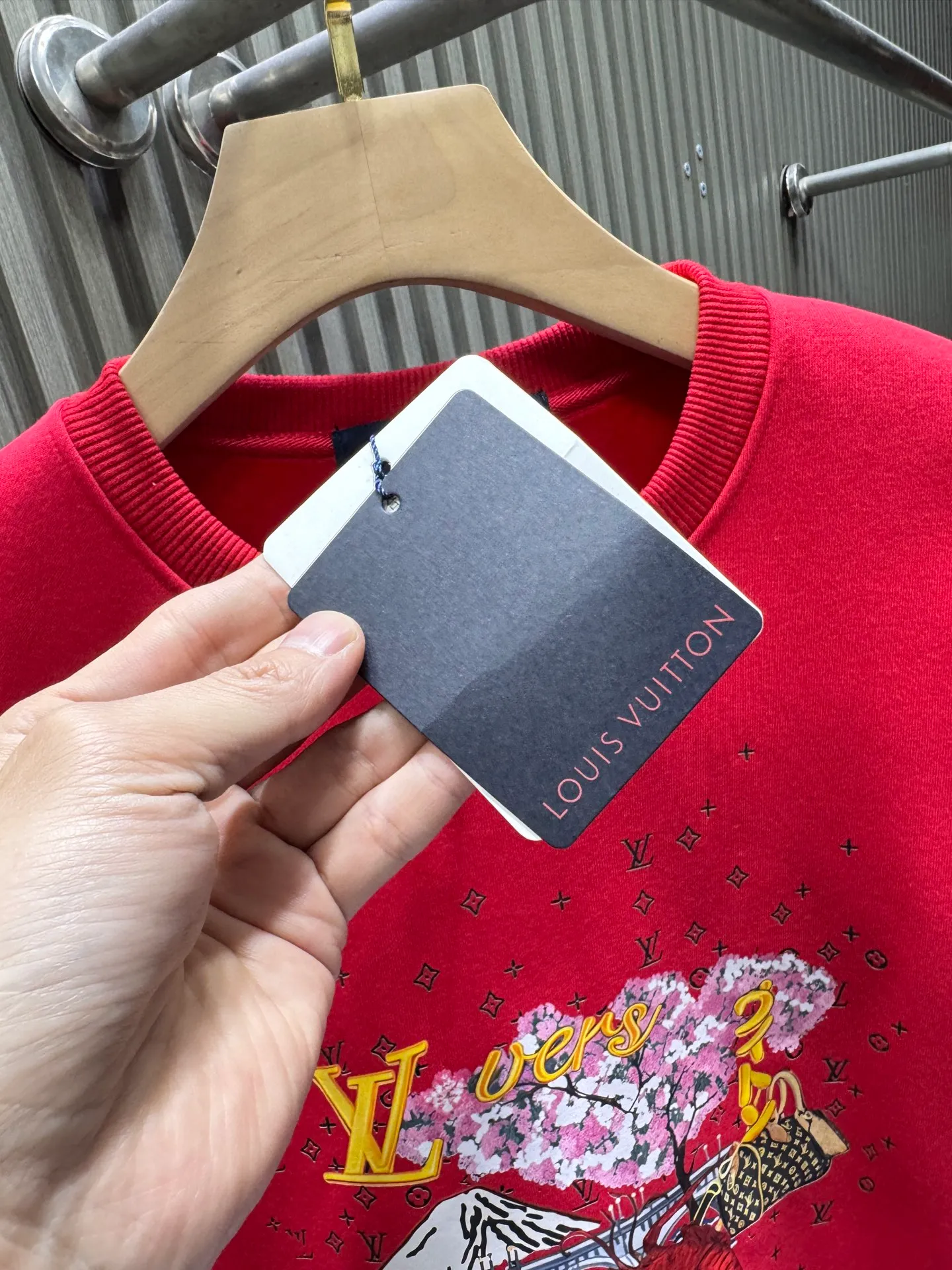 🅿️250 Louis Vuitton Louis Vuitton* Louis Vuitton 25 autumn and winter new year new fun printed round neck sweatshirt 400g pure cotton ➕ silver fox velvet loose fit. Made of 400g pure cotton terry fabric with good texture. Soft and not easy to wrinkle. Thin and moderate thickness. Very suitable for spring and light autumn. The os version has a lazy and loose feel. The printing process uses a variety of printing colors to depict the vibrant scenery. It shows the interesting fusion of Japanese traditional culture and brand elements. The low-key Monogram print under the pattern adds a delicate texture, declaring the brand’s design philosophy that has been inherited for many years. Its eye-catching effect is no less than any classic style, perfectly presenting the sense of fashion, high-end and luxury. Versatile style